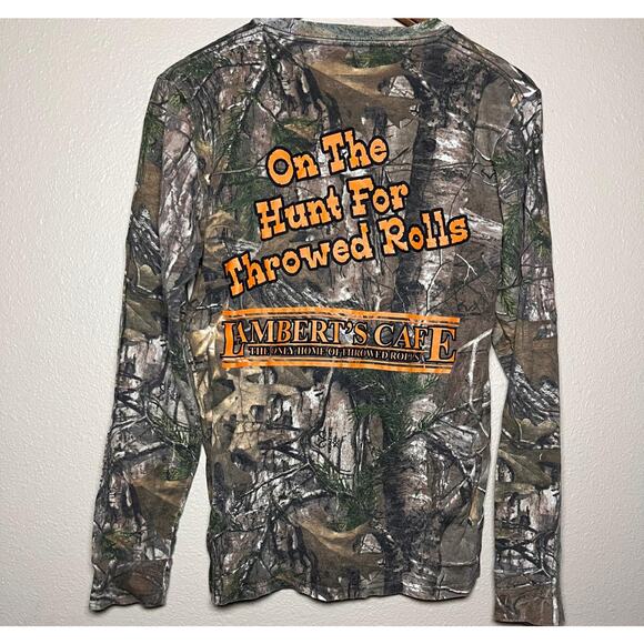 🦌 Russell Outdoors Camo Long Sleeve Tee – Lambert's Cafe Edition Size S - Picture 2 of 6